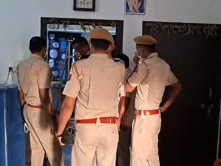मकान से भयंकर बदबू आ रही थी। पुलिस ने मुंह ढककर मौका मुआयना किया।