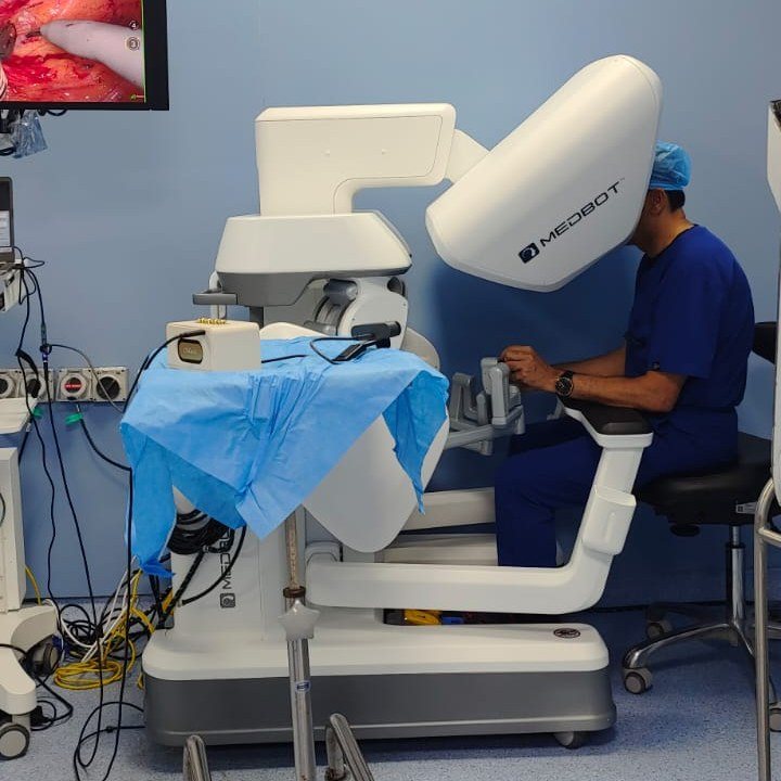 डॉ. टी. बी. युवराजा ने मेडबॉट ट्युमाई के जरिए मुंबई से मस्कट में महिला की किडनी की सर्जरी की।