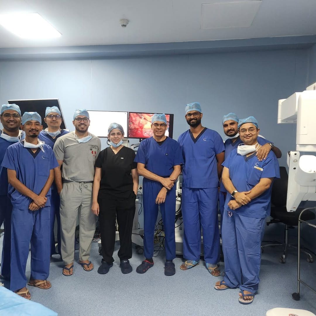 कोकिलाबेन अस्पताल के डॉक्टर्स ने रिमोट सर्जरी के लिए एडवांस्ड रोबोटिक प्लेटफॉर्म का इस्तेमाल किया।