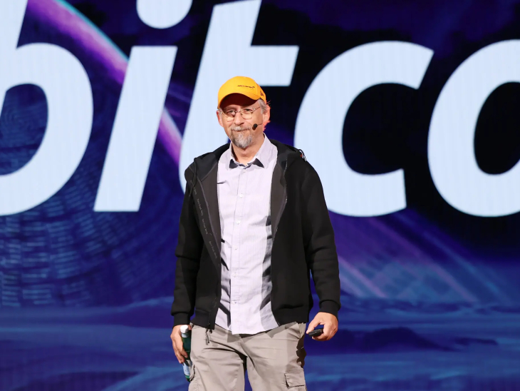 ब्रिटिश क्रिप्टोग्राफर बैक पिछले साल मई में लास वेगास में आयोजित 'बिटकॉइन 2025' कॉन्फ्रेंस में पहुंचे थे।