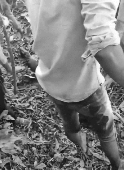 आरोपी की पिटाई के बाद कुछ लोग उसे जमीन पर ही घसीटने लगे। इस दौरान लोग उसपर लाठी-डंडे और लात बरसाते रहे।