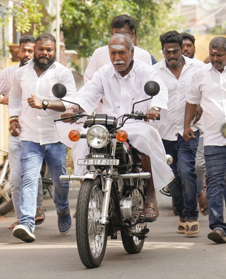 पुडुचेरी के सीएम एन रंगास्वामी बाइक से पोलिंग बूथ पहुंचे और वोट डाला।