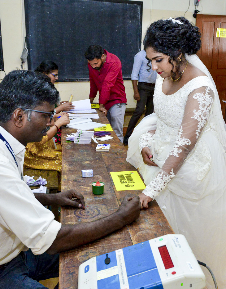 केरल में एक क्रिश्चियन महिला अपनी शादी की ड्रेस में वोट डालने आई।