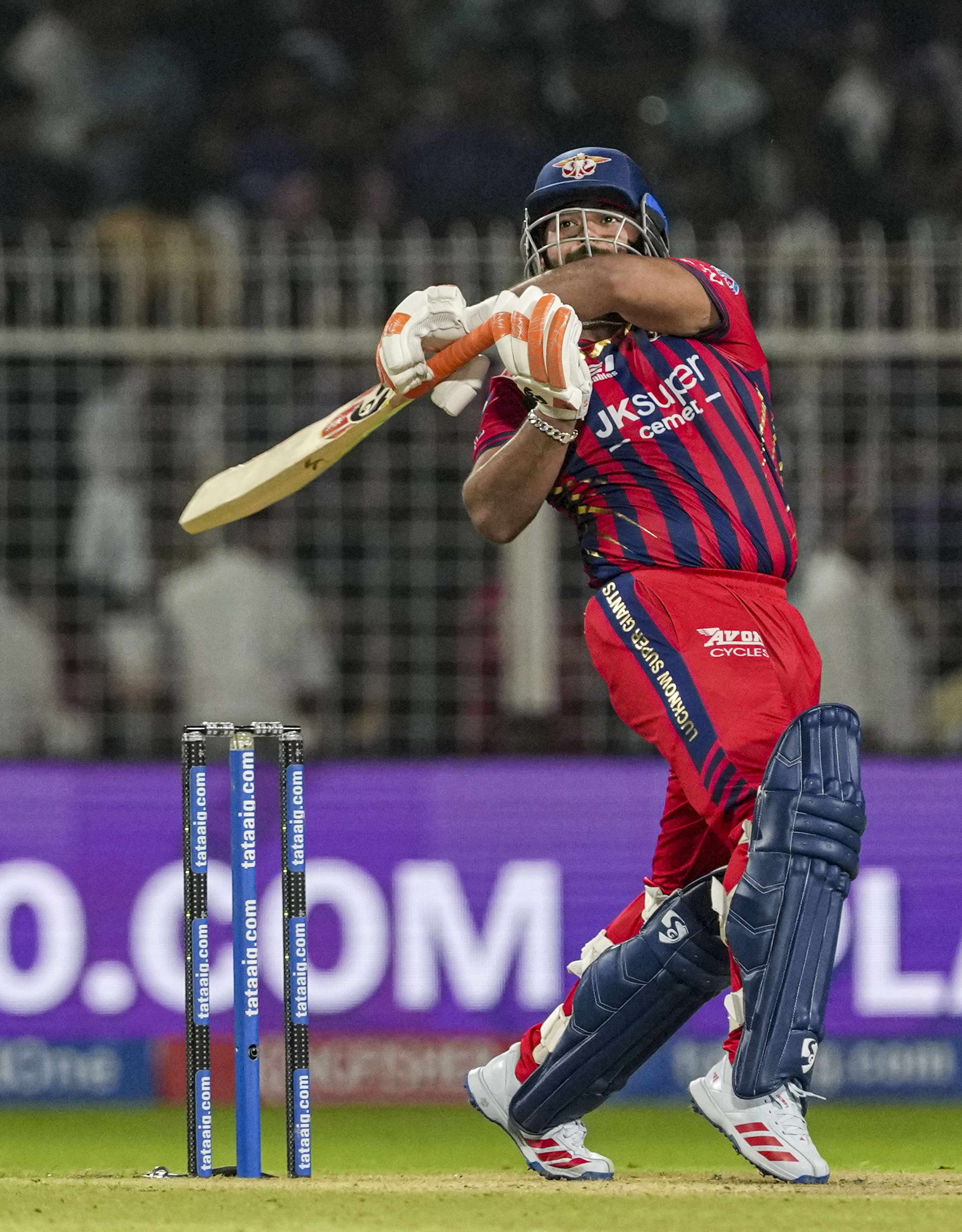 ऋषभ पंत 9 गेंदों में 10 रन बनाकर आउट हुए।