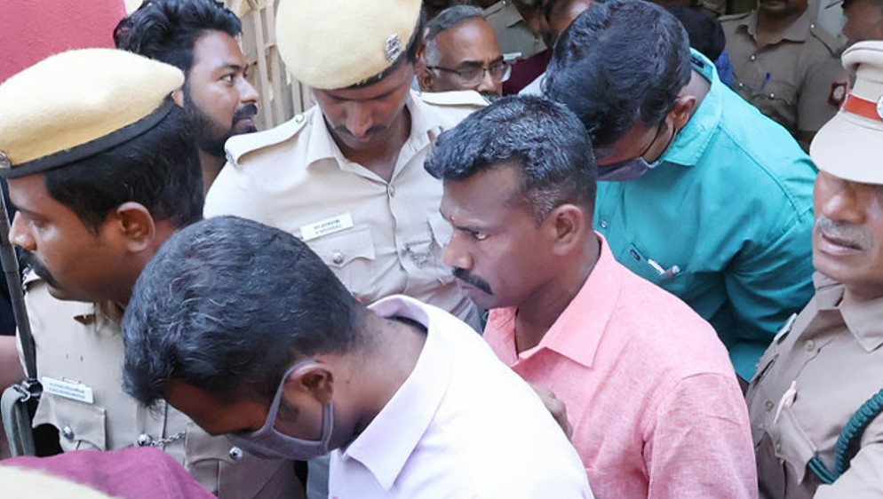 6 अप्रैल को कोर्ट के फैसले के बाद दोषी पुलिसकर्मी को कड़ी सुरक्षा के बीच जेल ले जाया गया।