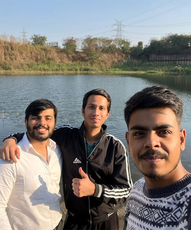 हर्षित (बीच में) अपने दोस्तों के साथ अक्सर इस गड्ढे के पास जाता था। यह तस्वीर 11 मार्च की है, जिसे उसने अपने इंस्टाग्राम पर पोस्ट किया था।