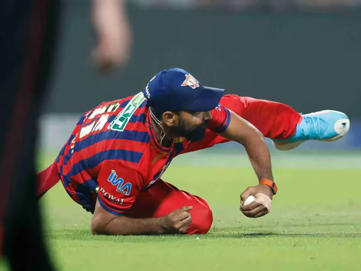 मोहम्मद शमी ने डाइव लगाकर अजिंक्य रहाणे का कैच लपका।