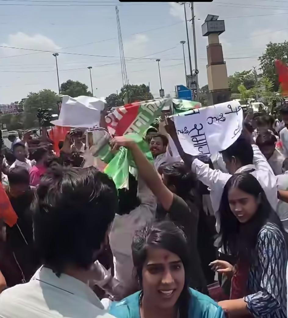 पॉलीटेक्निक चौराहा स्थित शराब दुकान के सामने प्रदर्शन करते अखिल भारतीय विद्यार्थी परिषद के पदाधिकारी और कार्यकर्ता।