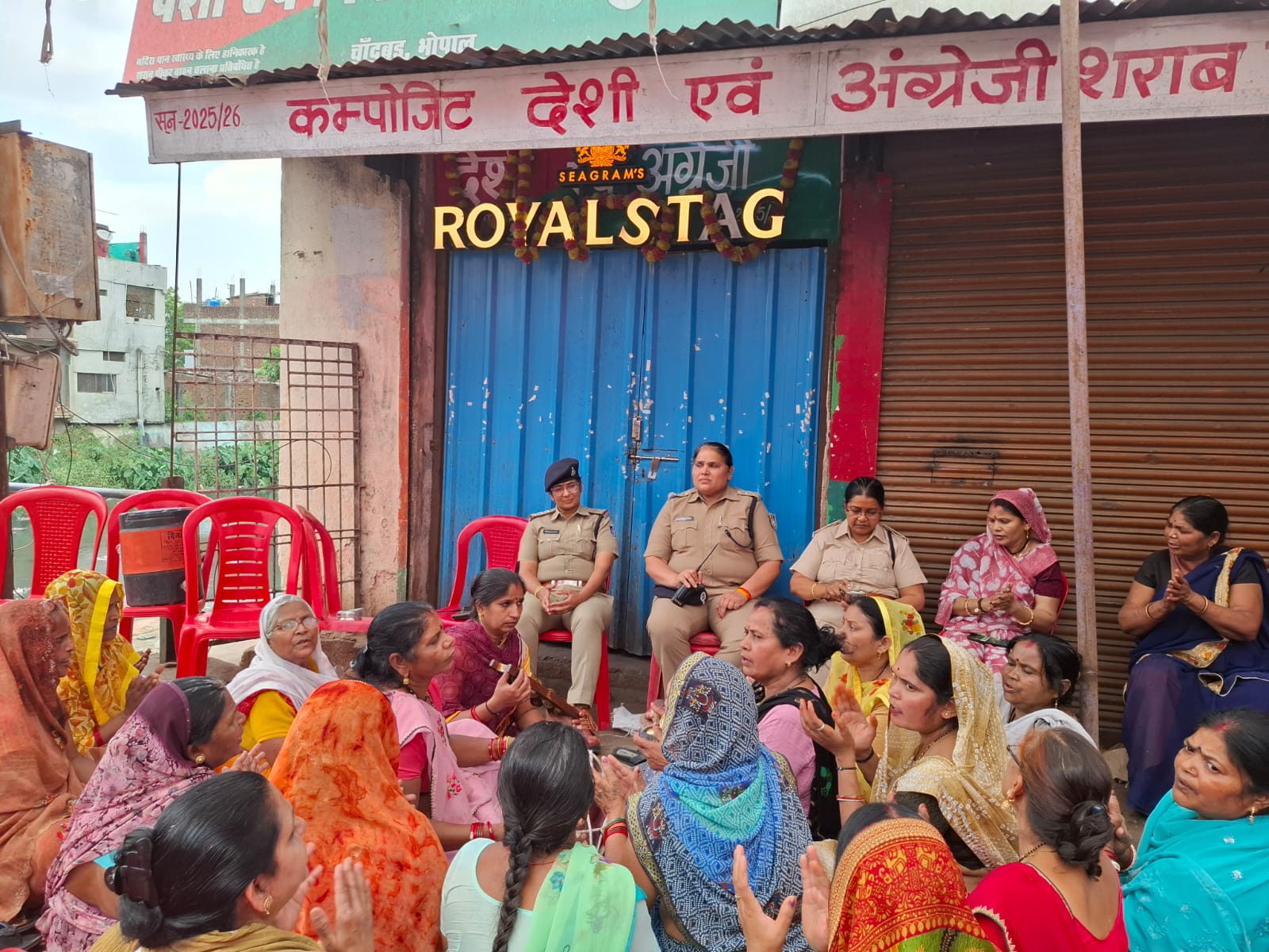 गुरुवार को सेमराकलां दुकान के सामने भजन-कीर्तन करतीं महिलाएं।