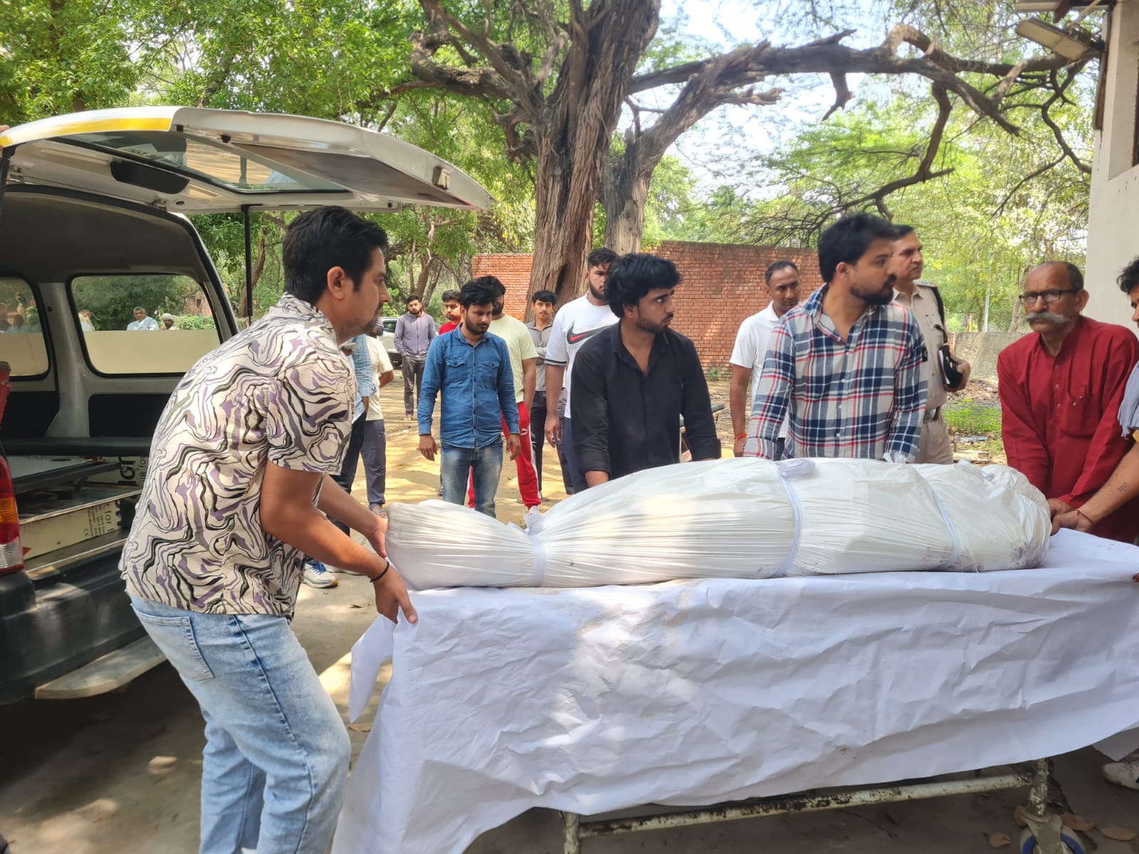 साहिल के शव का पोस्टमॉर्टम होने के बाद परिवार गांव लेकर लेकर जा रहे।