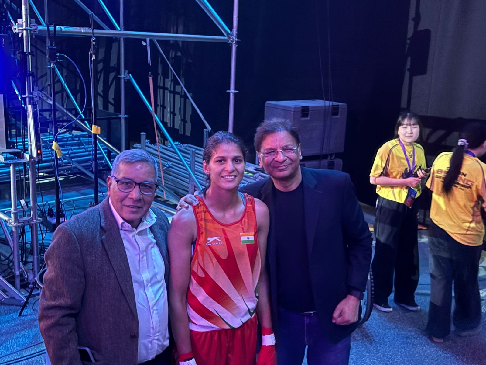 जैस्मिन (57 किलो) ने 2026 च्या एशियन बॉक्सिंग चॅम्पियनशिपमध्ये BFI अध्यक्ष अजय सिंह आणि सचिव प्रमोद कुमार यांच्यासोबत आपल्या रौप्यपदक विजयाचा आनंद साजरा केला.
