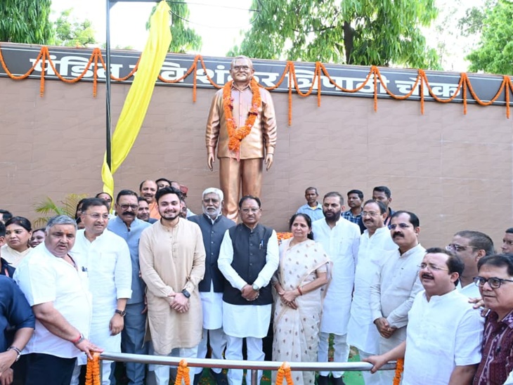 CM Vishnu Deo Sai Pays Tribute to Pandit Ravishankar Tripathi in Ambikapur