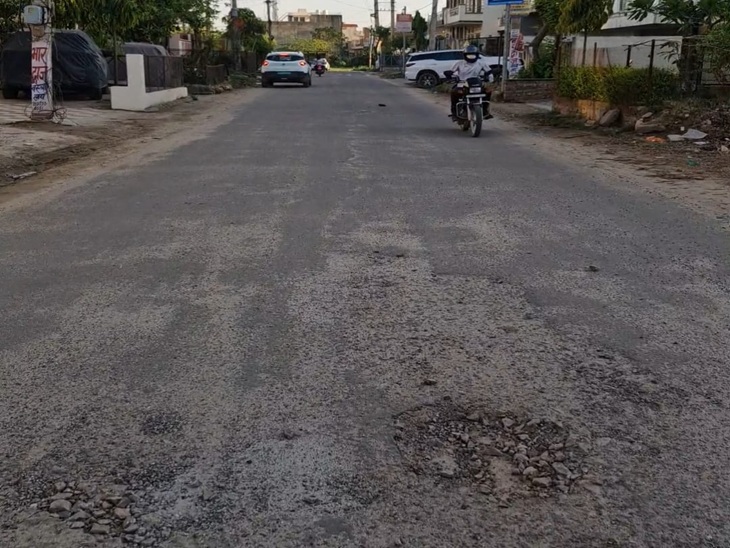 सेक्टर एक में जमा होने वाले बारिश के पानी से टूटी हुई सड़क