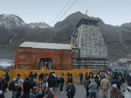 केदारनाथ में पिछले साल 17 लाख से ज्यादा लोग पहुंचे थे।