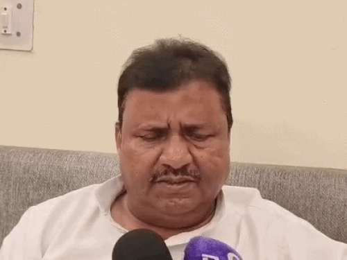 मेजर गौरव के पिता श्याम किशोर अग्निहोत्री अपनी बात रखते हुए।