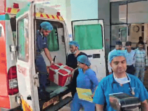 डोनर के ऑर्गन ले जाती मेडिकल टीम।