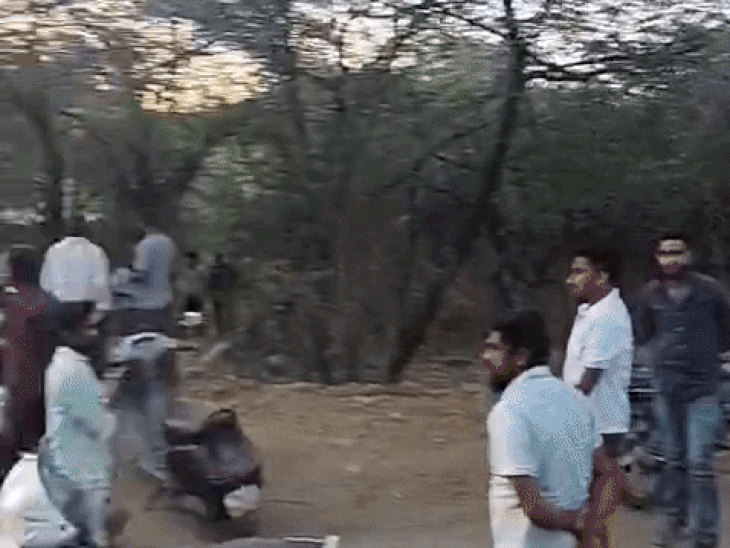 घटनास्थल पर लोगों की भारी भीड़ जमा हो गई, जिन्होंने इस घटना पर आक्रोश व्यक्त करते हुए दोषियों के खिलाफ सख्त कार्रवाई की मांग की है।