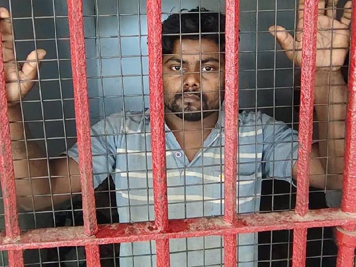 ये ऑटो चालक मोनू उर्फ मनीष है। छात्रा की इससे दोस्ती थी। जब वह स्कूल जा रही थी, तो यही उसे अपने साथ ले गया था।