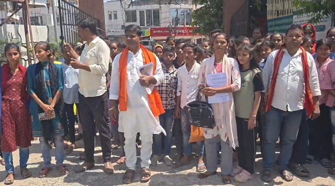 नौवीं में एडमिशन के लिए डीएम के पास पहुंचे छात्र:  भागलपुर में कहा- पास होने के बावजूद दाखिला नहीं हो रहा, स्कूल मनमानी कर रहा – Bhagalpur News