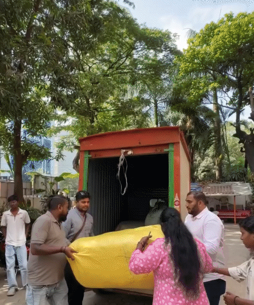 जामनगर के आसपास के गांवों में बच्चों को किताबें और स्कूल बैग बांटे गए।