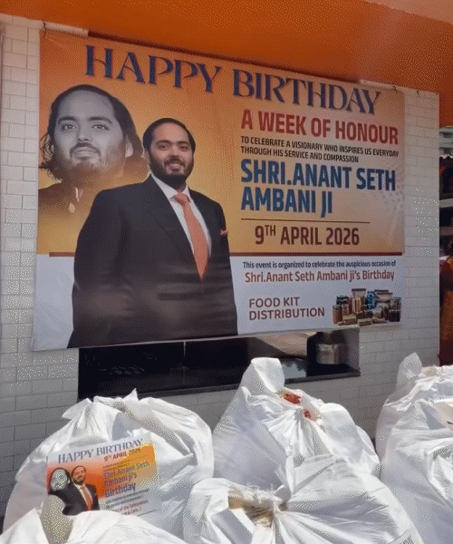 मुंबई के कई इलाकों में राशन बांटा गया।