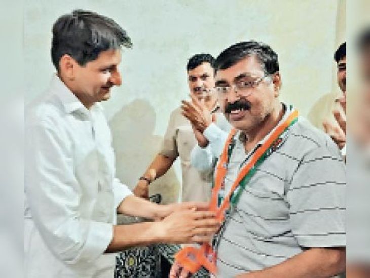 मई 2022 में भाजपा पार्षद को दीपेंद्र हुड्डा ने कांग्रेस का पटका पहनाया था।