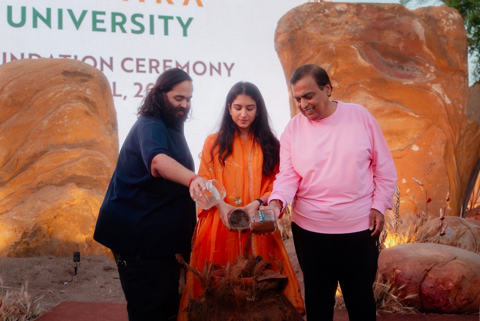 वनतारा में प्रतीकात्मक रूप से यूनिवर्सिटी की आधारशिला रखते हुए मुकेश अंबानी, अनंत और राधिका।
