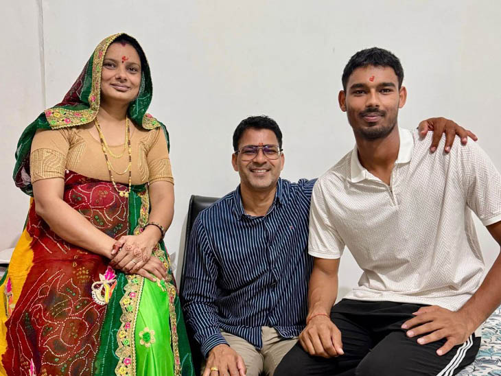 माता-पिता के साथ मुकुल चौधरी।