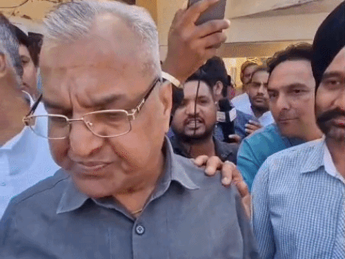 चेयरमैन पर आरोप लगाते मंडी प्रधान सुभाष गुप्ता।