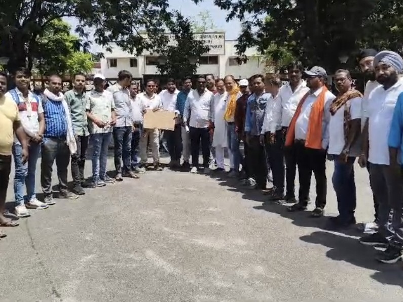 डीआरएम कार्यालय के सामने प्रदर्शन, जल्द काम पूरा करने की मांग, मिला आश्वासन|बिलासपुर (छत्तीसगढ़),Bilaspur (Chhattisgarh) - Dainik Bhaskar