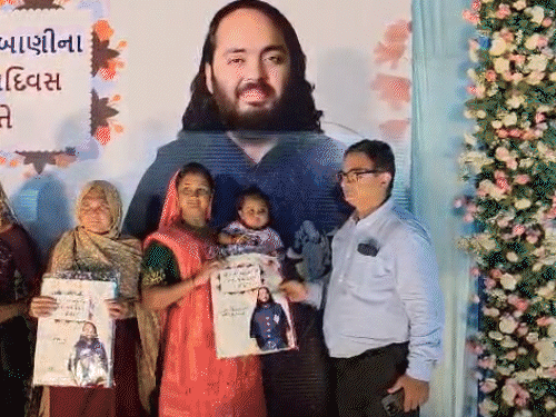 भोज में शामिल हुईं सभी महिलाओं को साड़ियां गिफ्ट की गईं।