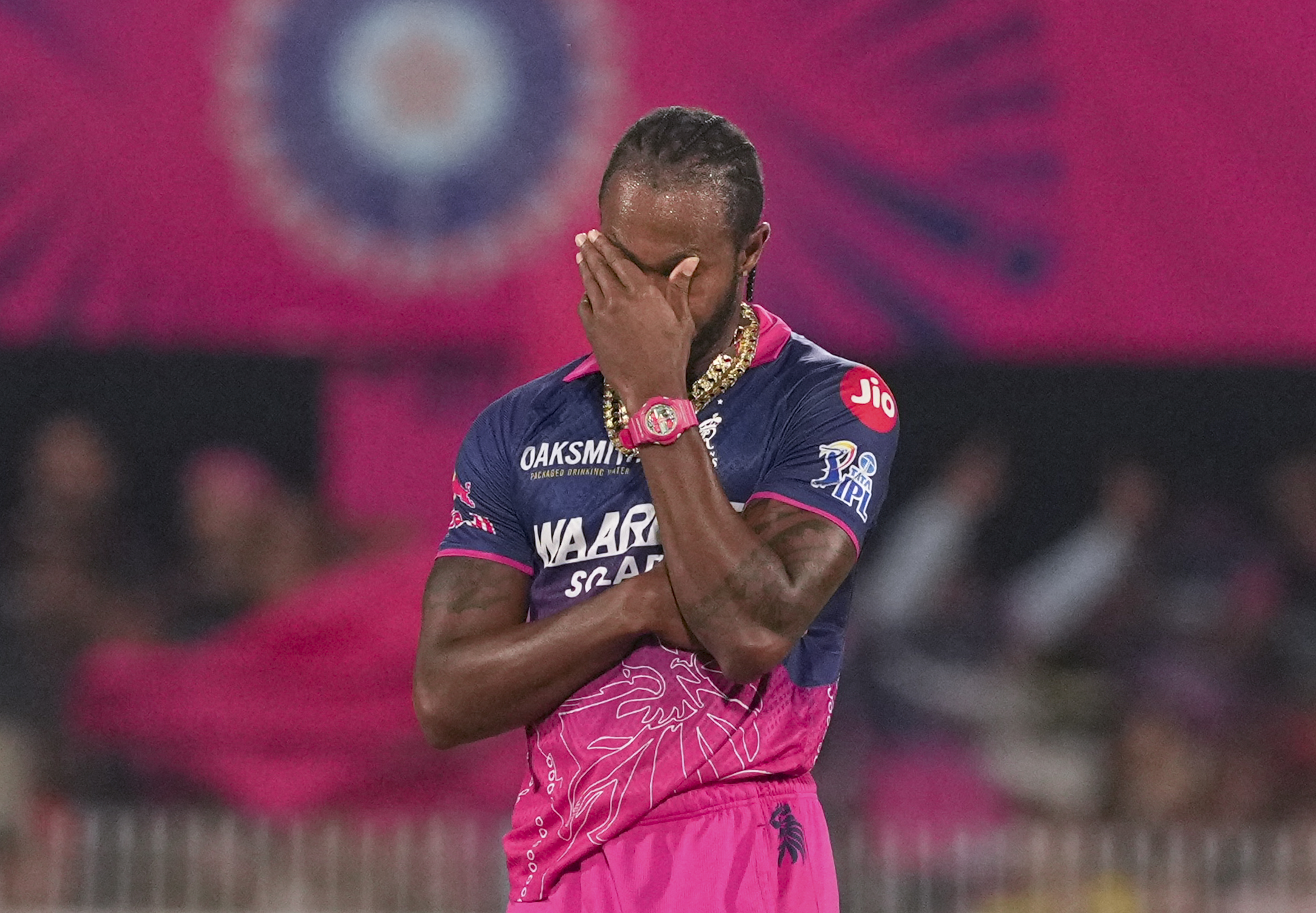 अपनी गेंद पर बाउंड्री लगने से निराश जोफ्रा आर्चर।