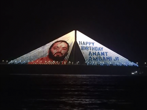 मुंबई के बांद्रा-वर्ली सी लिंक पर लेजर लाइट से अनंत को शुभकामनाएं दी गईं।