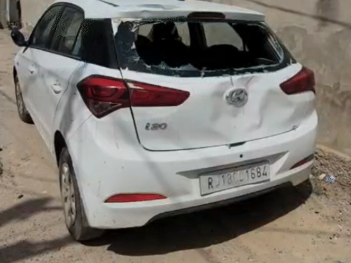 एसीबी के कर्मचारी सड़क पर खड़ी कार से टकराकर गिर गए।