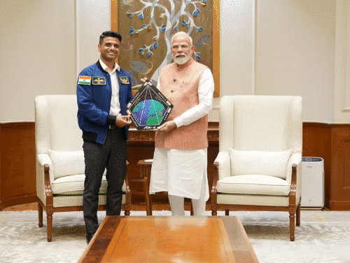 शुभांशु ने PM मोदी को Axiom-4 मिशन का मिशन पैच और तिरंगा भेंट किया, जिसे वे अपने साथ अंतरिक्ष स्टेशन ले गए थे।