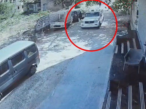 एसीबी को देखकर कॉन्स्टेबल थाने की जीप लेकर भागा, इस दौरान एसीबी के एक कर्मचारी जीप पर लटक गया।