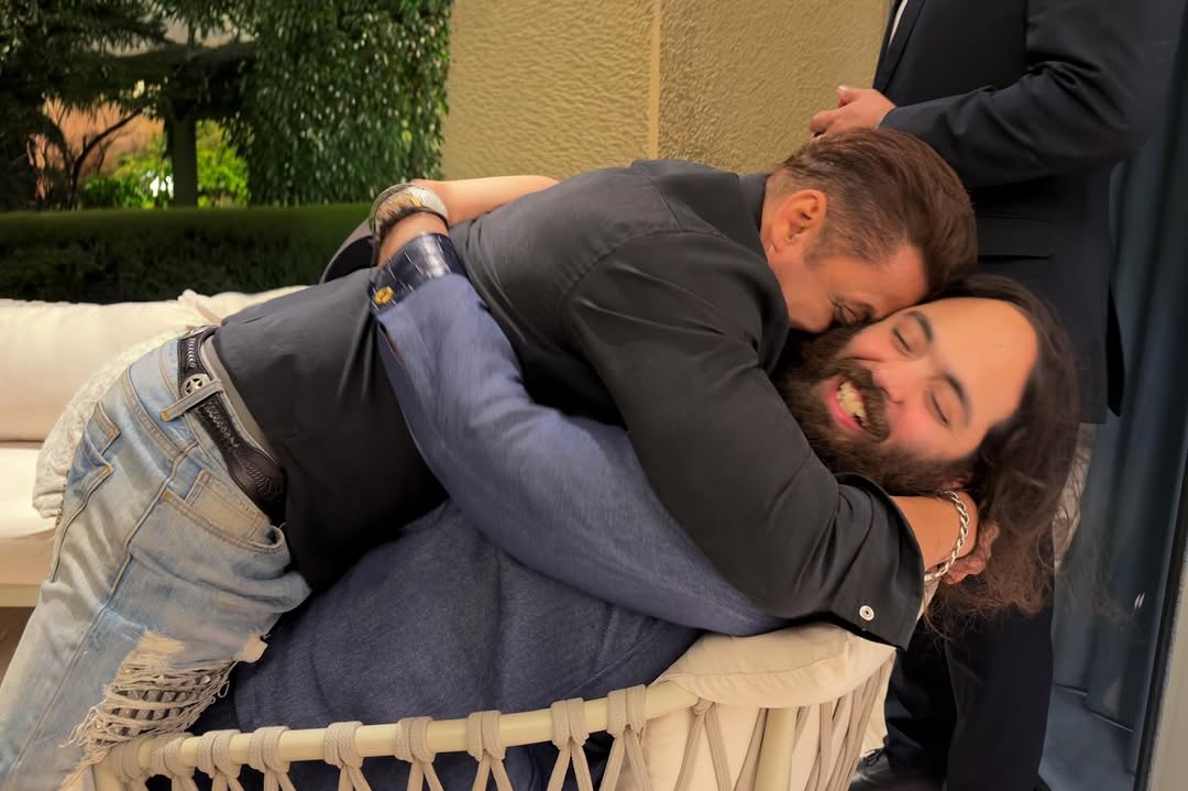 सलमान, अनंत को गले लगाते नजर आए। इस दौरान अनंत हंसते हुए दिखाई दिए।