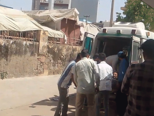 एसीबी के कर्मचारी लक्ष्मी नारायण को गंभीर हालत में झुंझुनूं रेफर कर दिया।