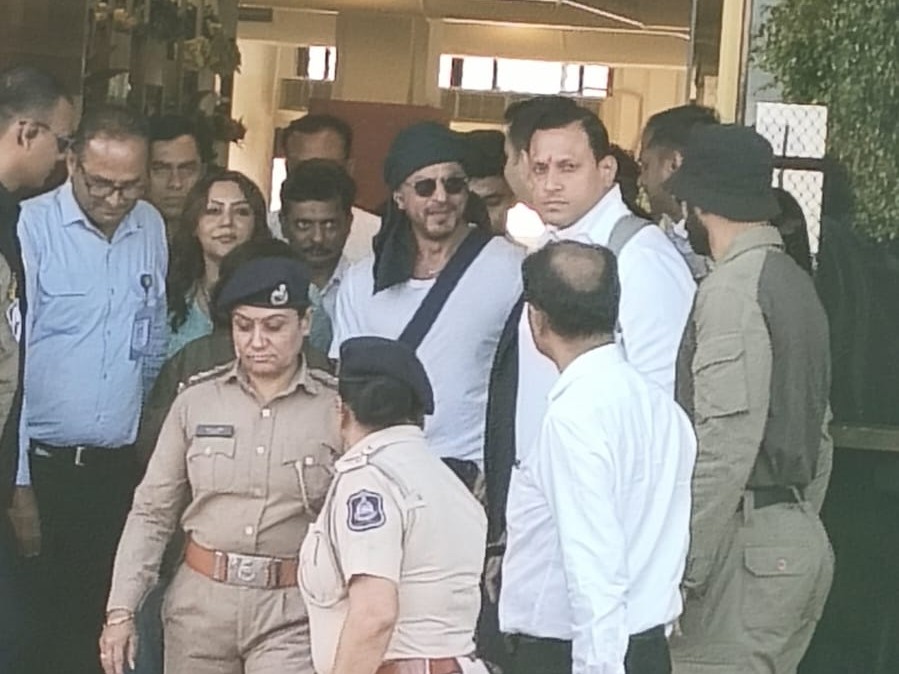 शाहरुख खान फैमिली के साथ जामगर पहुंचे।