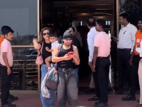 सोशल मीडिया इन्फ्लुएंसर 'ओरी' जामनगर पहुंचे।