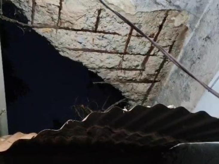 टूट-टूट कर गिर जाते हैं छत और दिवार के हिस्से