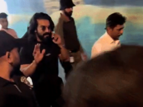 साउथ के सुपर स्टार राम चरण गुरुवार देर शाम जामनगर पहुंचे।