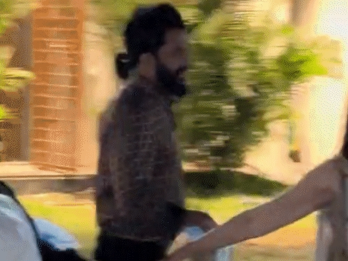 बॉलीवुड स्टार रितेश देशमुख फैमिली के साथ जामनगर पहुंचे।