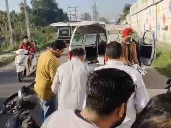 घायलों को एंबुलेंस से अस्पताल ले जाते लोग।