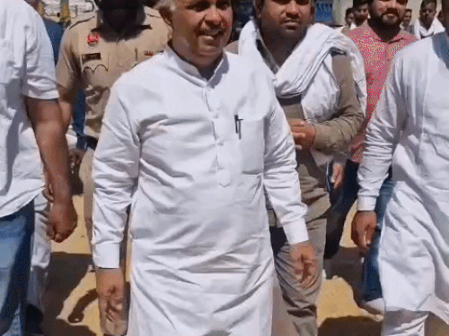 आढ़तियों को समझाने पहुंचे नीलोखेड़ी विधायक कबीर पंथी।