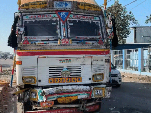 हादसे के बाद आरोपी चालक ट्रक को मौके पर छोड़कर फरार हो गया।