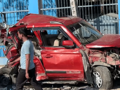 कार ट्रक के साथ करीब 100 मीटर तक घसीटती चली गई।