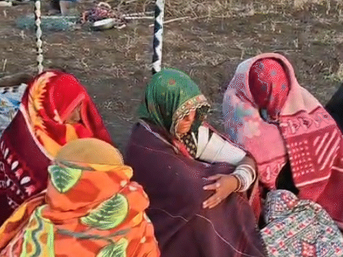 परिवार की महिलाएं भागीरथ के सकुशल लौटने के लिए प्रार्थना कर रही हैं।