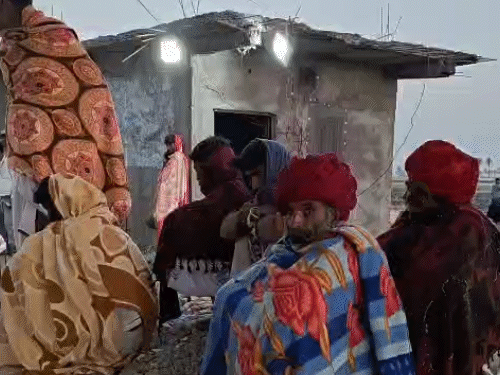 भागीरथ के परिजन के साथ स्थानीय ग्रामीण रेस्क्यू पूरा होने का इंतजार कर रहे हैं।