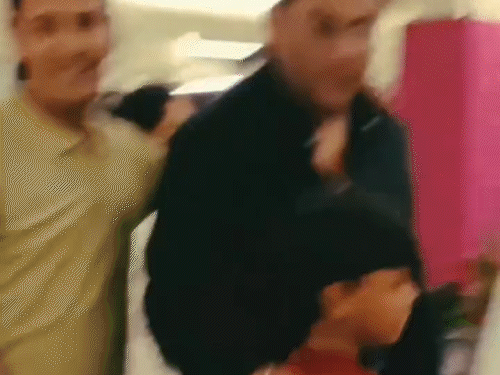 सलमान खान को मिली धमकियों के कारण उनकी टीम बेहद सतर्क रहती है। उन्हें Y+ श्रेणी की सुरक्षा मिली हुई है।